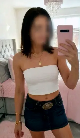 Daniela, 24