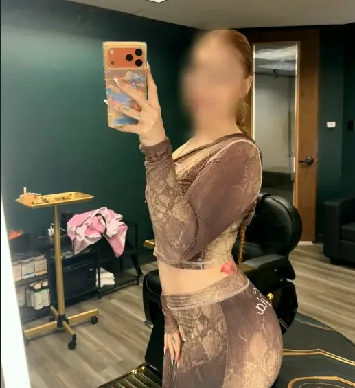 Viktoria, 27